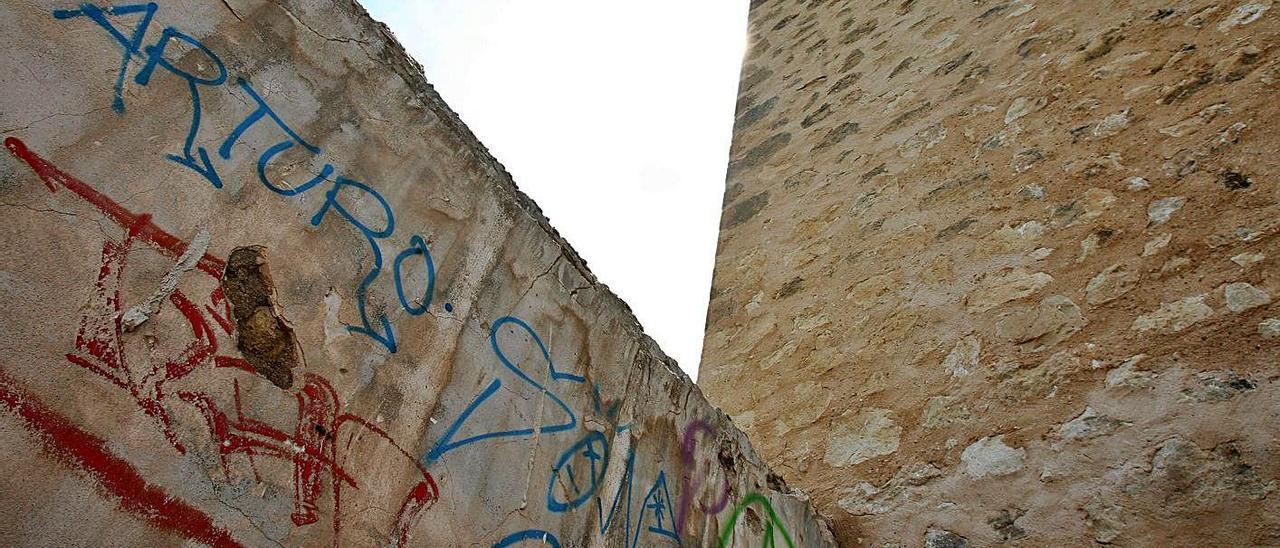 Pintadas en la Torre Conde de Playa de San Juan, en una fotografía de archivo.