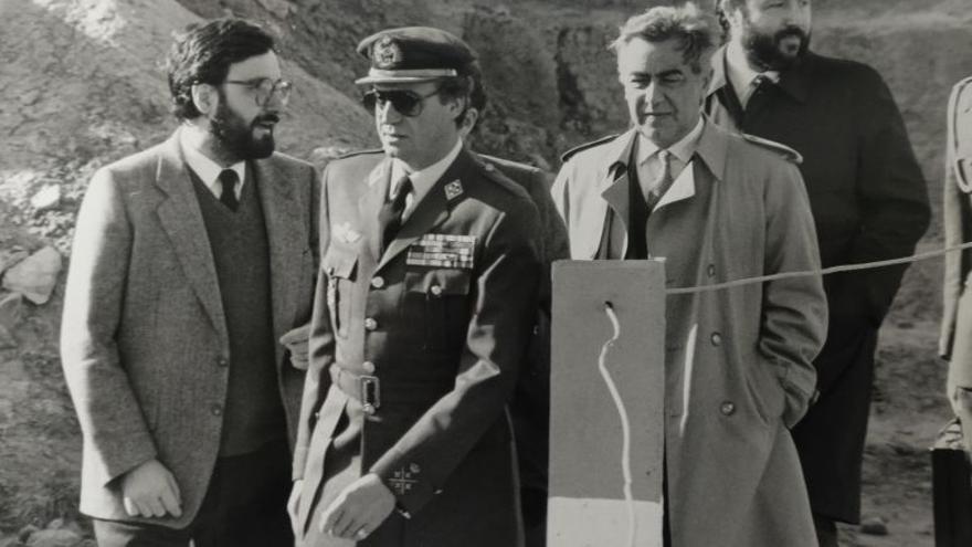 Junto al rey Juan Carlos y el entonces ministro de Defensa Narcís Serra