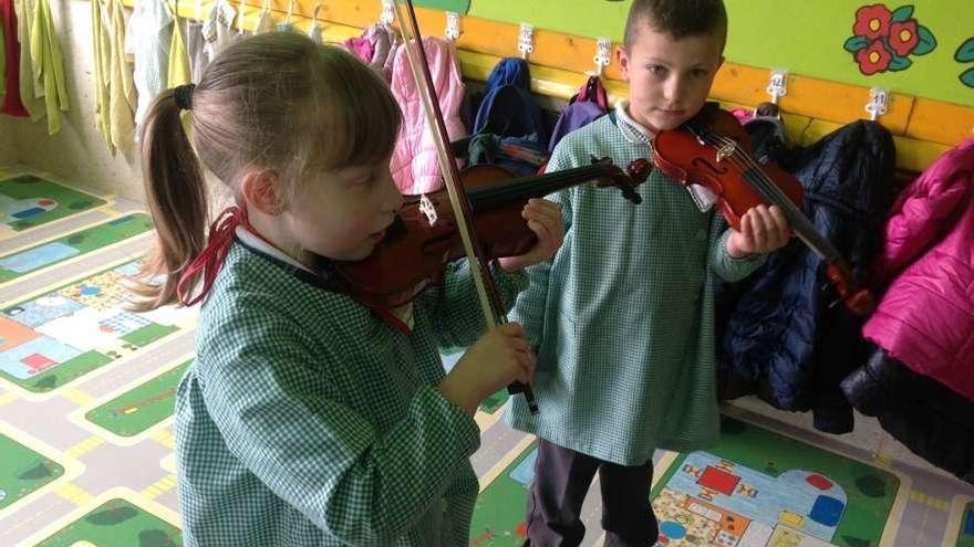 Dos niños del colegio Eduardo Pondal tocan el violín.