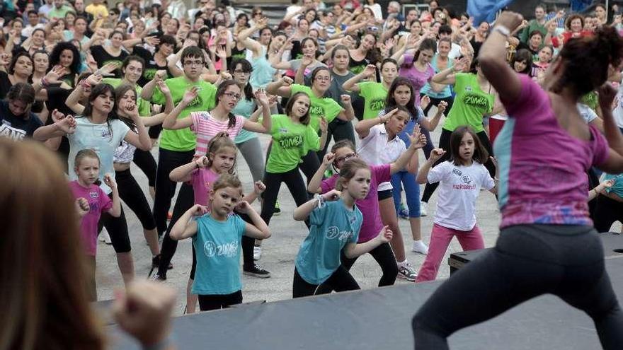 El Zumbatrón llenó la plaza del Concello con cientos de participantes.