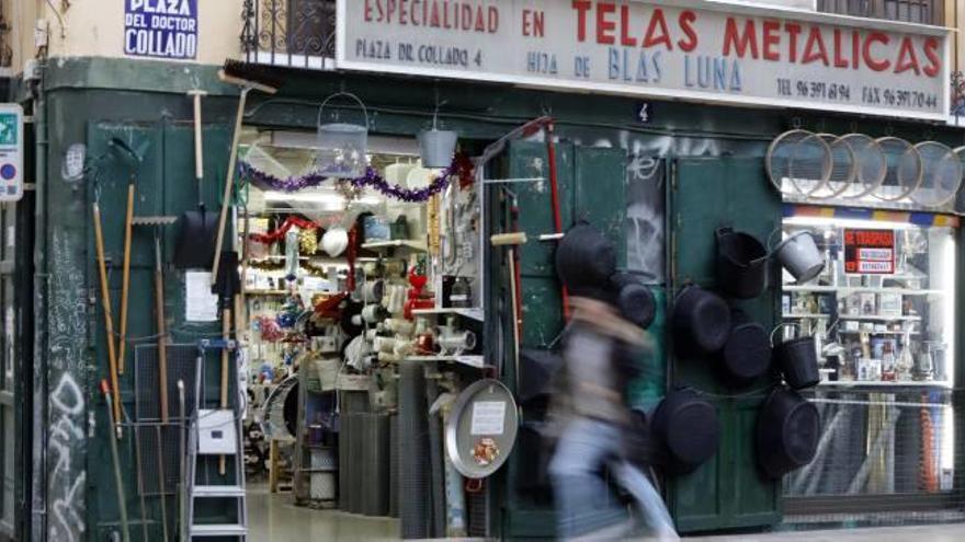 La centenaria tienda de telas metálicas  de Dr. Collado, amenazada de cierre