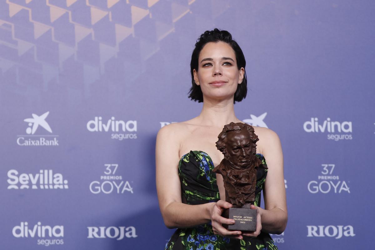 La actriz Laia Costa tras recibir el Goya a la mejor actriz protagonista por su trabajo en Cinco lobitos, durante la gala de la XXXVII edición de los Premios Goya que se celebra este sábado en el Palacio de Congresos y Exposiciones FIBES, en Sevilla. EFE/Jorge Zapata