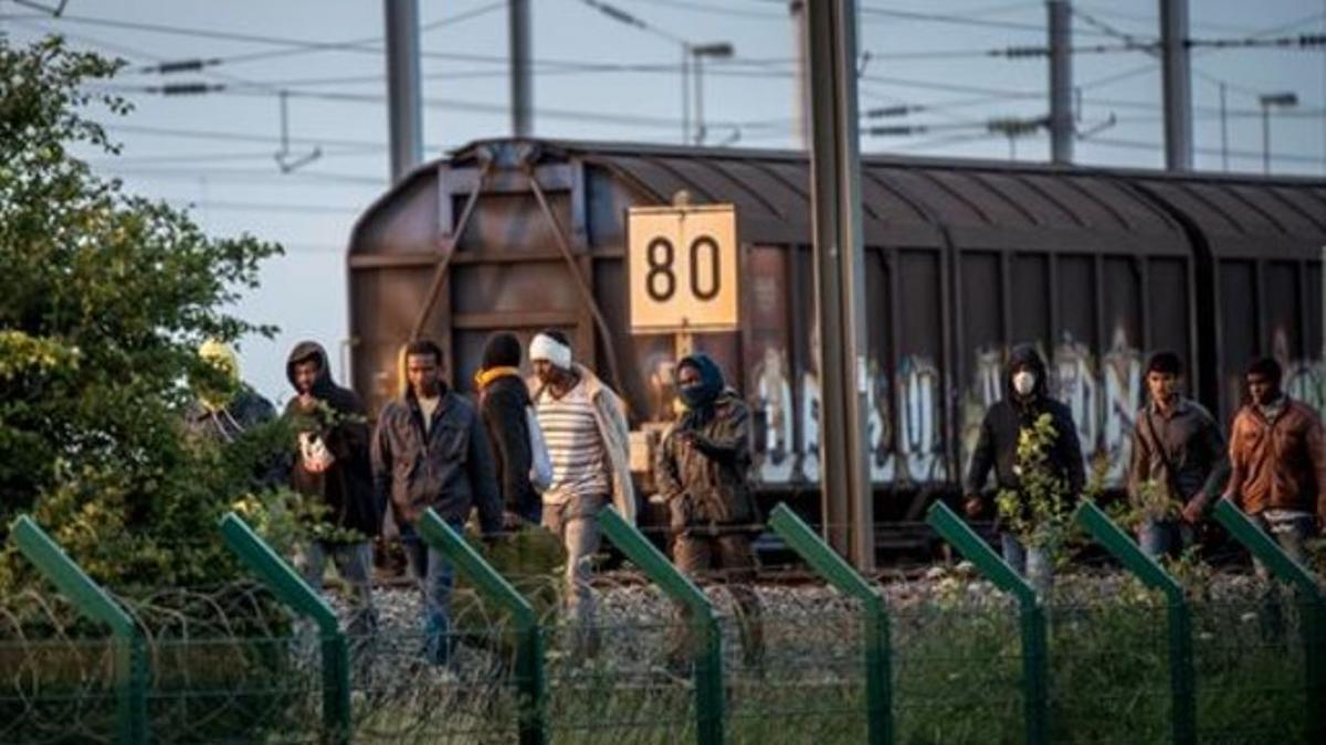 Inmigrantes tras entrar en la terminal francesa del Eurotúnel.