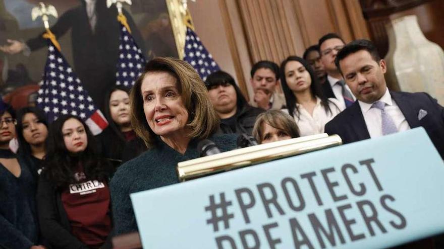 La demócrata Nancy Pelosi, en una rueda de prensa para reclamar la regularización de los &quot;dreamers&quot;. // AFP