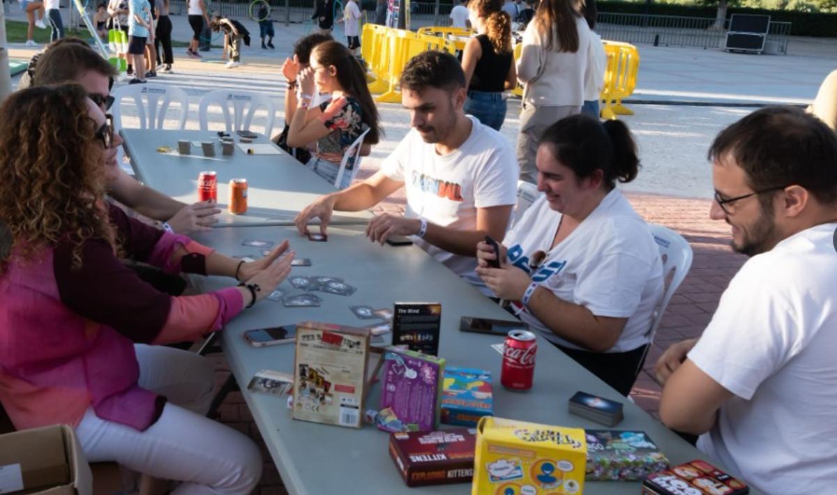 Asistentes de la II edición de la Saforfest jugando a juegos de mesa.