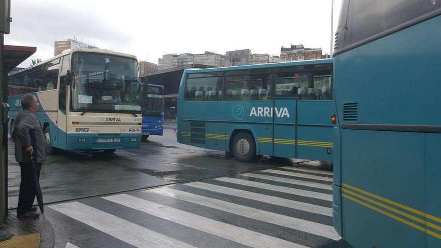 Autobuses de Arriva en la salida de la estación de A Coruña.