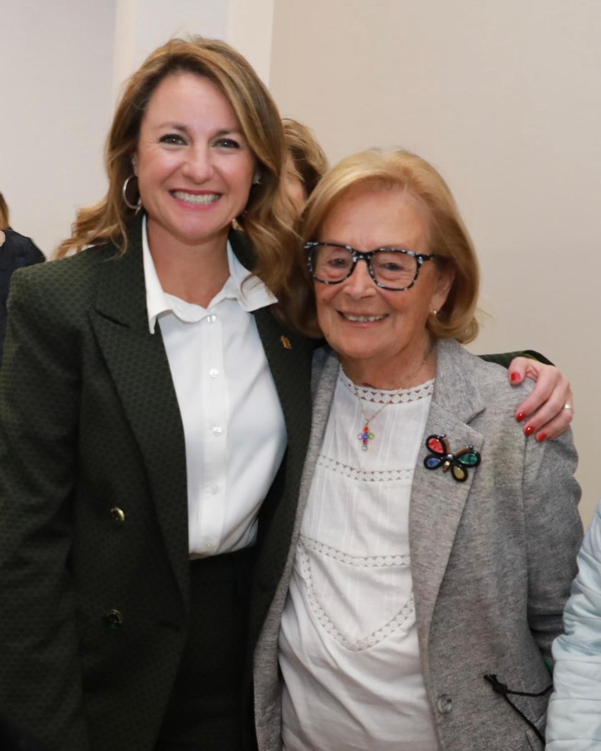 La alcaldesa Begoña Carrasco junto a Marisa Ribes, Premio Olimpia 2024.
