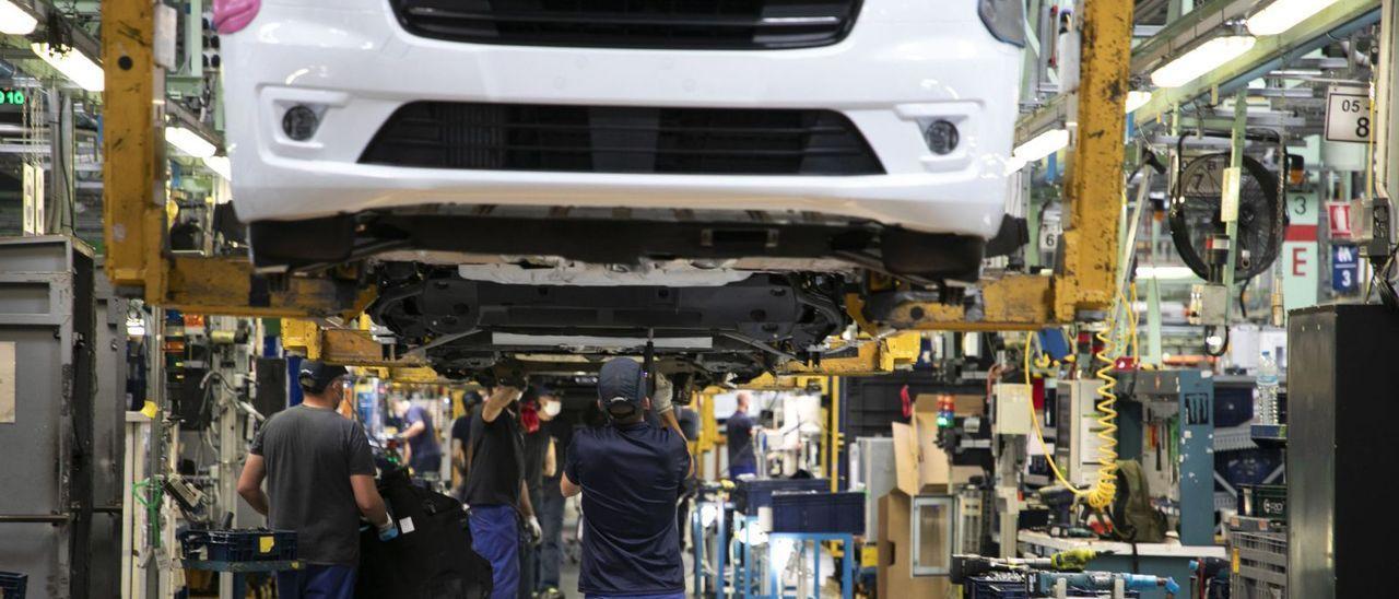 Varios trabajadores de la fábrica valenciana de Almussafes durante la fabricación de los vehículos de Ford, este verano.