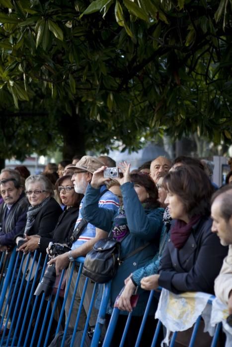 Ambiente en la calle durante la entrada a los premios y concentración antimonarquía