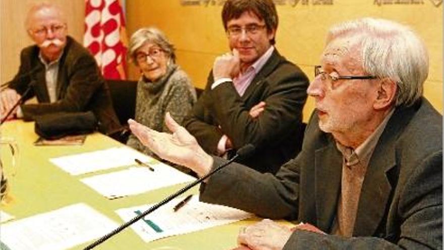 Joan Boadas, Mercè Huerta i Carles Puigdemont escolten els arguments de Narcís-Jordi Aragó.