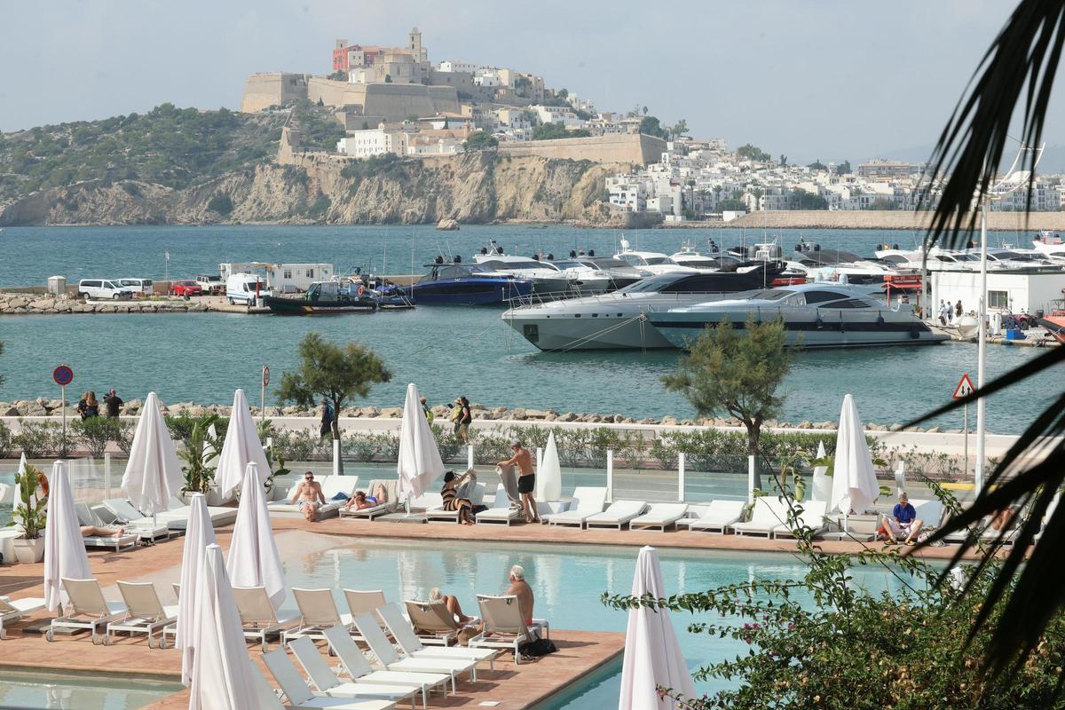 Pisicina de un hotel de Ibiza en una imagen de archivo.
