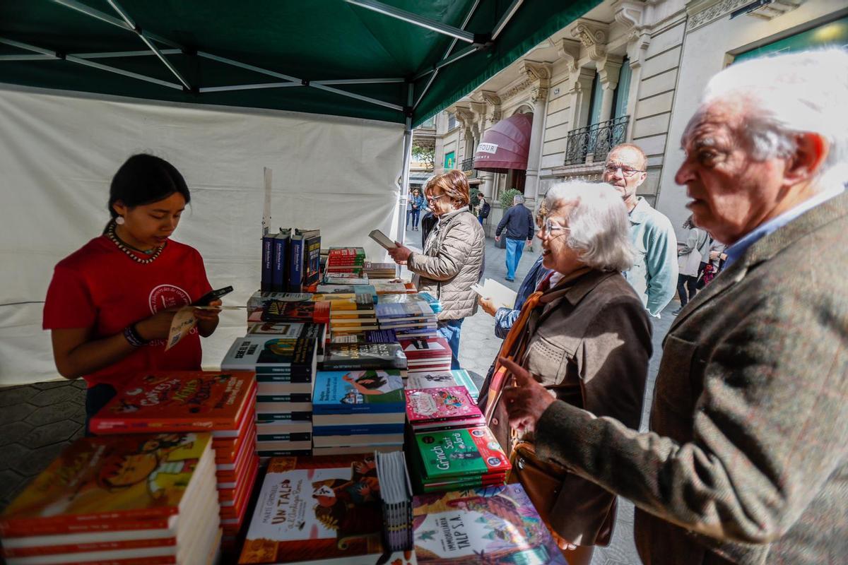 Puestos de venta de libros y rosas en el paseo de Gràcia de Barcelona