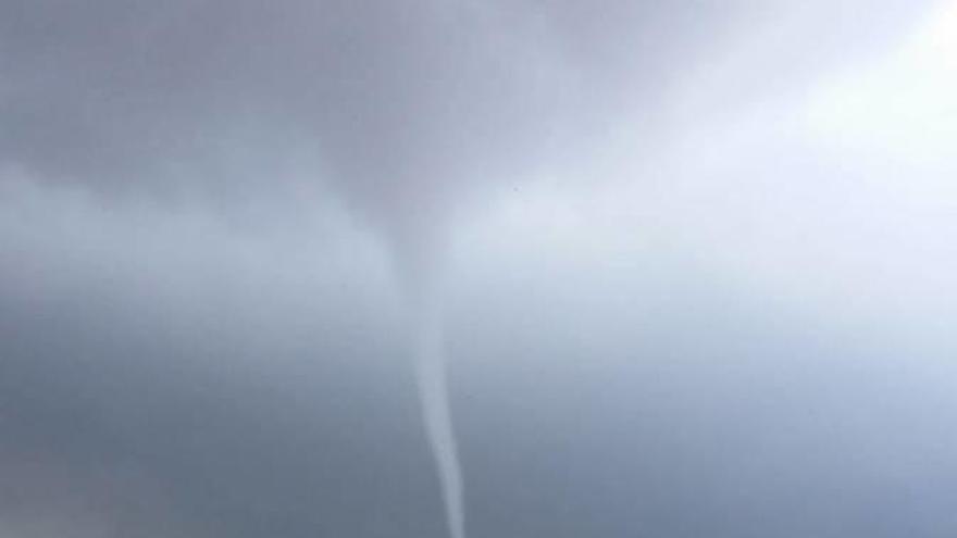 Formación de un tornado ayer en Guardarmar (desembocadura del Segura).