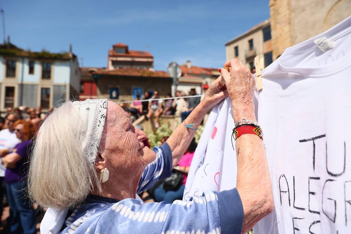 GIJÓN. Plaza del Lavaderu. Acto de homenaje a Rambal por el 50 aniversario de su asesinato GIJÓN. Plaza del Lavaderu. Acto de homenaje a Rambal por el 50 aniversario de su asesinato