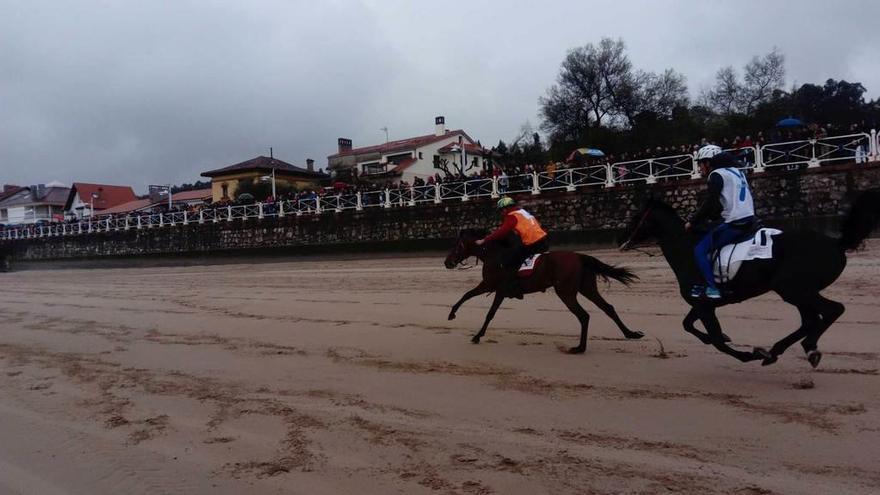 Carreras de caballos, el año pasado, en la playa de Santa Marina.