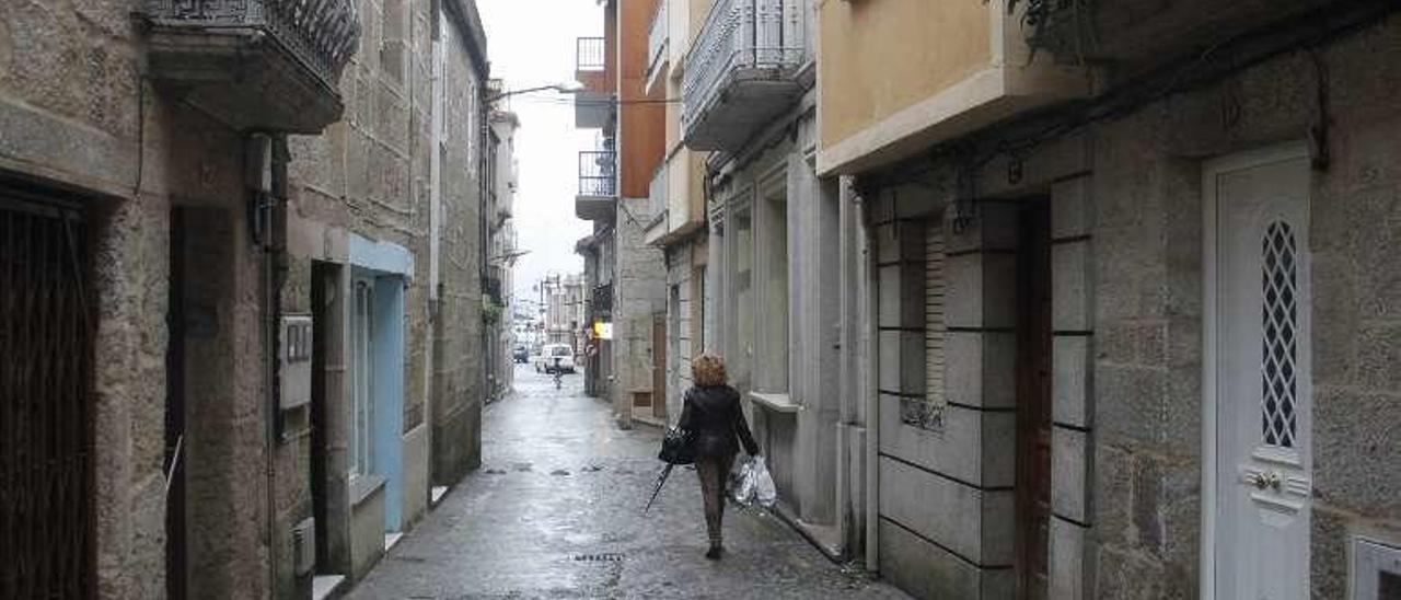 Una calle del casco vello en Cangas. // S.Álvarez