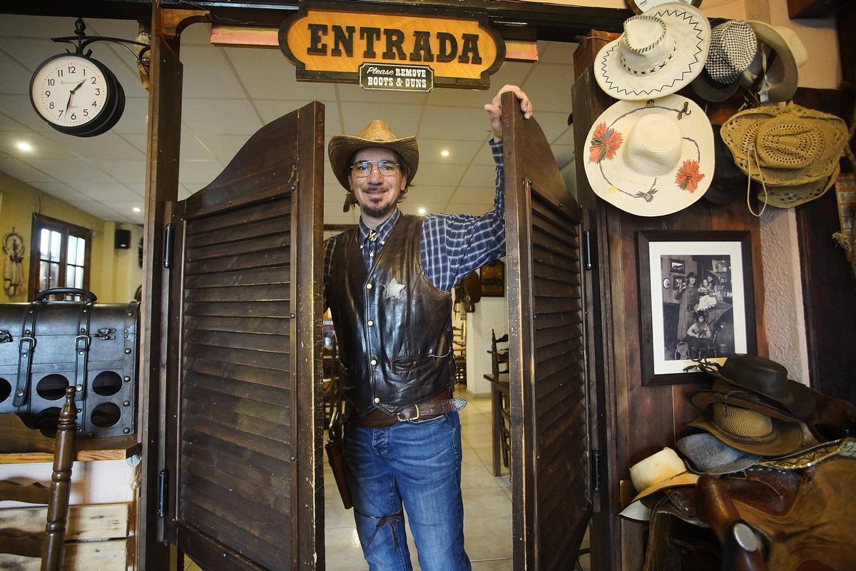 Josep Albacete, el "sheriff Joe", dins el seu restaurant Big Joe, a Quart.