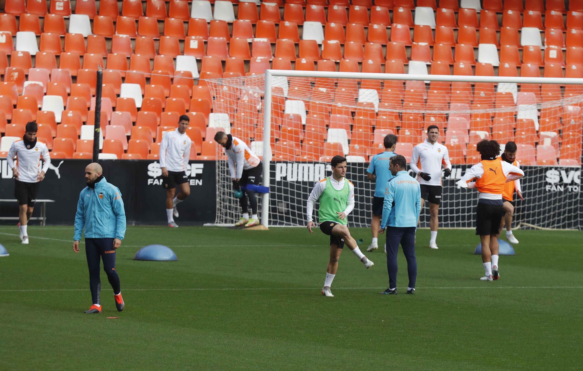 Última sesión del Valencia antes del derbi frente al Levante