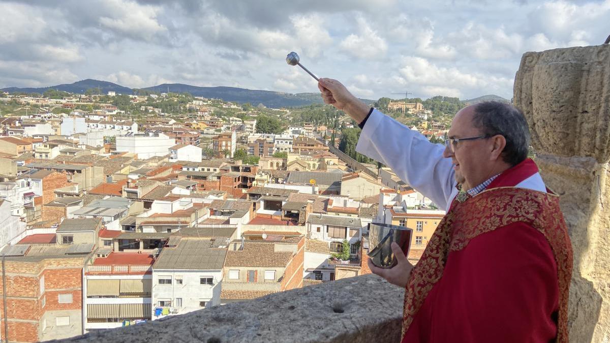 Don Antonio durante la bendición de palmas, en lo alto del campanario de la Iglesia de Benigànim