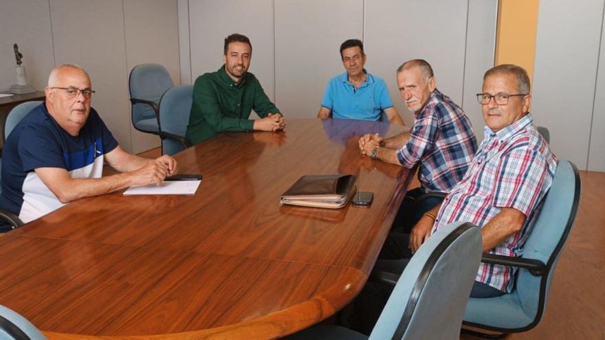 Los representantes de la asociación de Ojos de Garza y el alcalde de Telde, Juan Antonio Peña, durante la reunión. | | LP/DLP