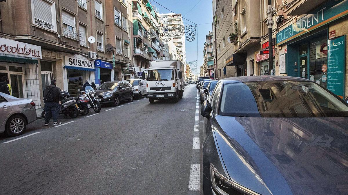 Vehículos aparcados en la calle San Mateo, donde se habilitarán plazas de zona azul para facilitar la rotación de coches a petición de los comerciantes.  | PILAR CORTÉS