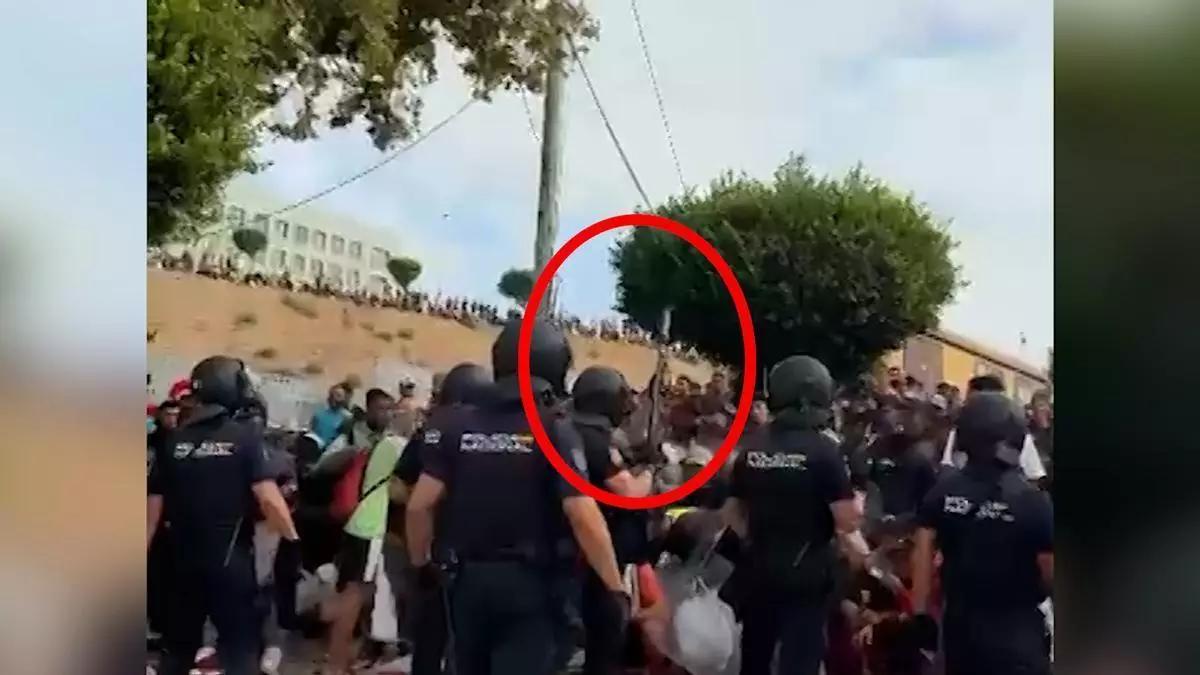 Disparos al aire y tensión a las puertas del centro de acogida de Loma Colmenar de Ceuta