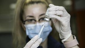 Una sanitaria prepara la vacunación en el vacunódromo de la UB