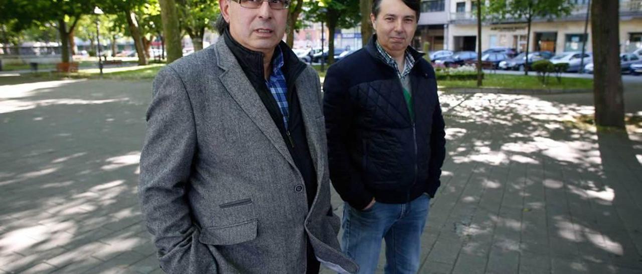 Por la izquierda, Rafael Martínez y Jesús Hernández, en el parque del Muelle de Avilés.