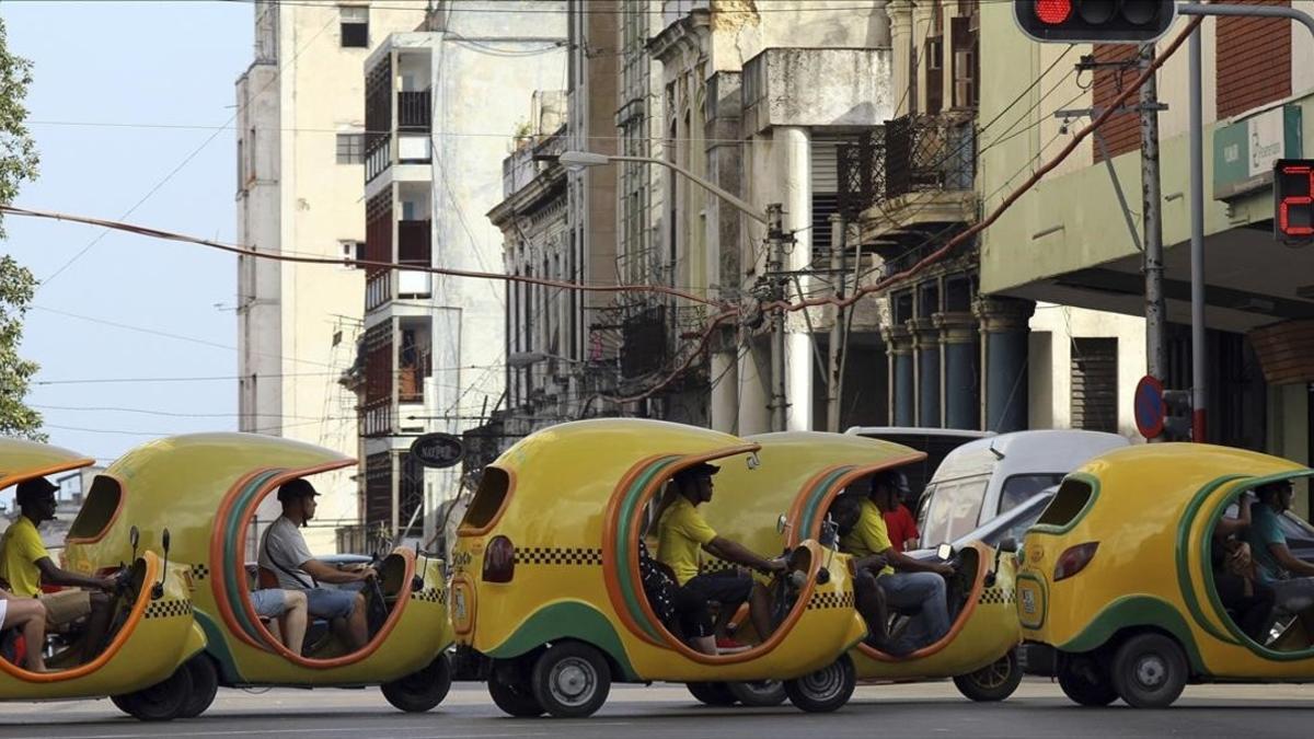 Automóviles turísticos transitan por una calle de La Habana, este sábado.