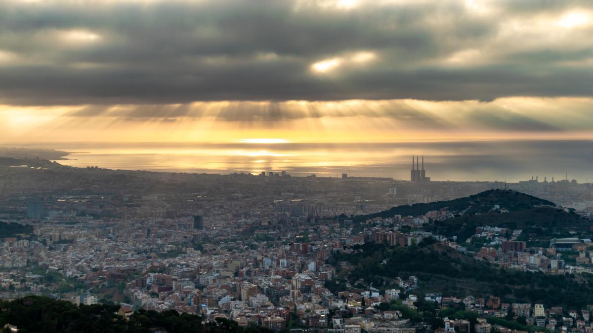 Nubes bajas tras la lluvia en Barcelona, al amanecer, el 24 de abril del 2023