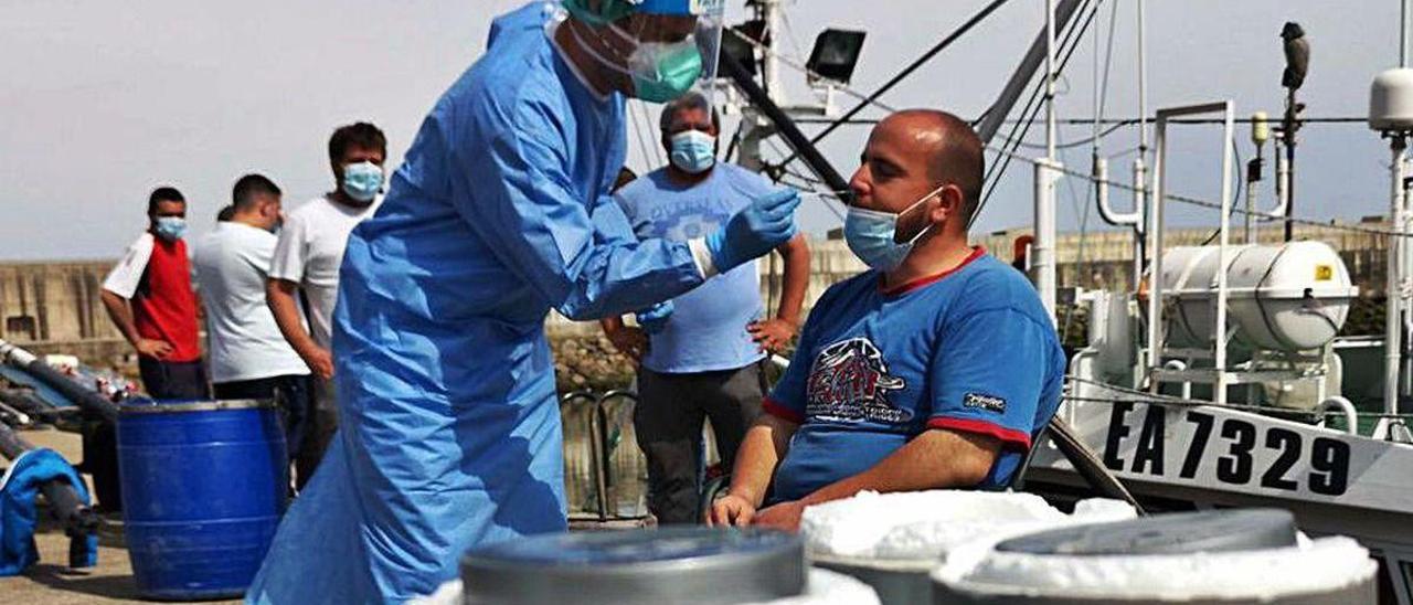 Toma de muestras a un grupo de marineros sometido al test del covid antes de embarcar.