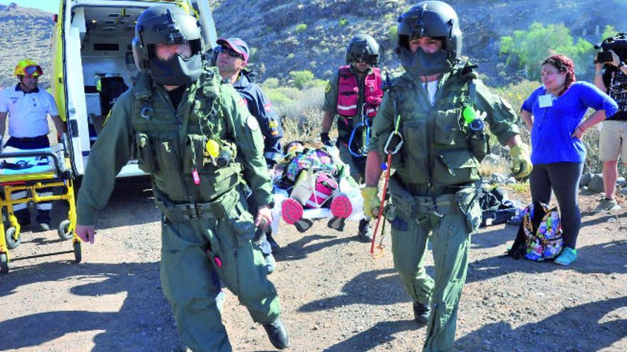 Tripulantes del helicóptero evacúan a una de las víctimas del accidente aéreo simulado.