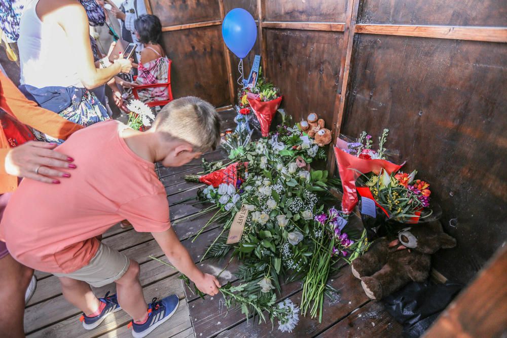 Vecinos de Orihuela Costa rinden homenaje al niño fallecido tras chocar con otro mientras jugaba