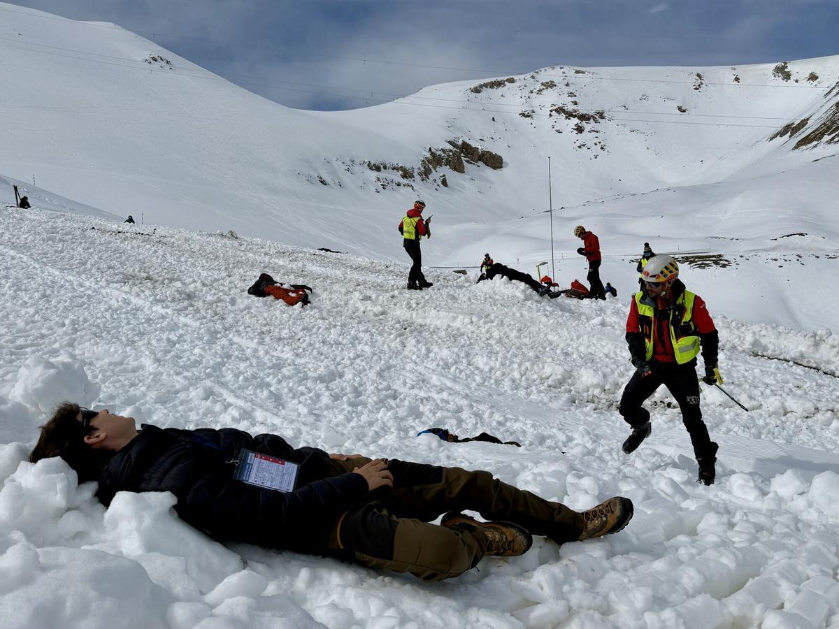 Primer pla d'una persona ferida en el simulacre d'allau de La Molina Primer pla d'una persona ferida en el simulacre d'allau de La Molina