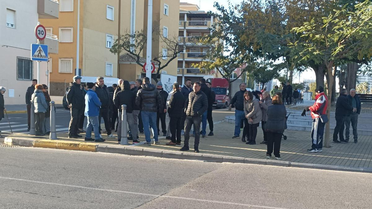 vendedores de Moncofa, concentrados en la entrada para mostrar su negativa a instalarse en una zona que consideran inviable.