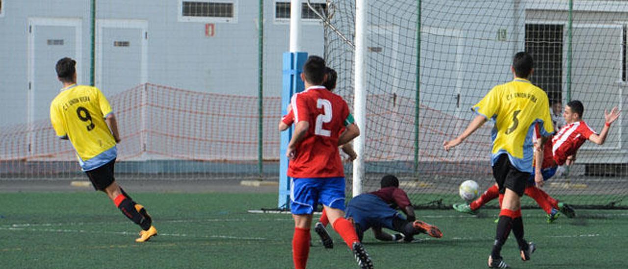 Momento en que Omar, con el 9 a la espalda, abre el marcador.