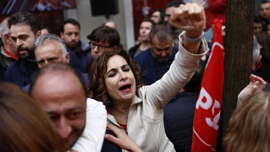 La manifestación en la sede del PSOE en Ferraz en apoyo a Pedro Sánchez, en imágenes