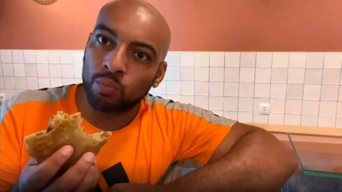 El 'youtuber' Borja Escalona, con la empanadilla del local de Vigo A Tapa do Barril, el pasado día 9