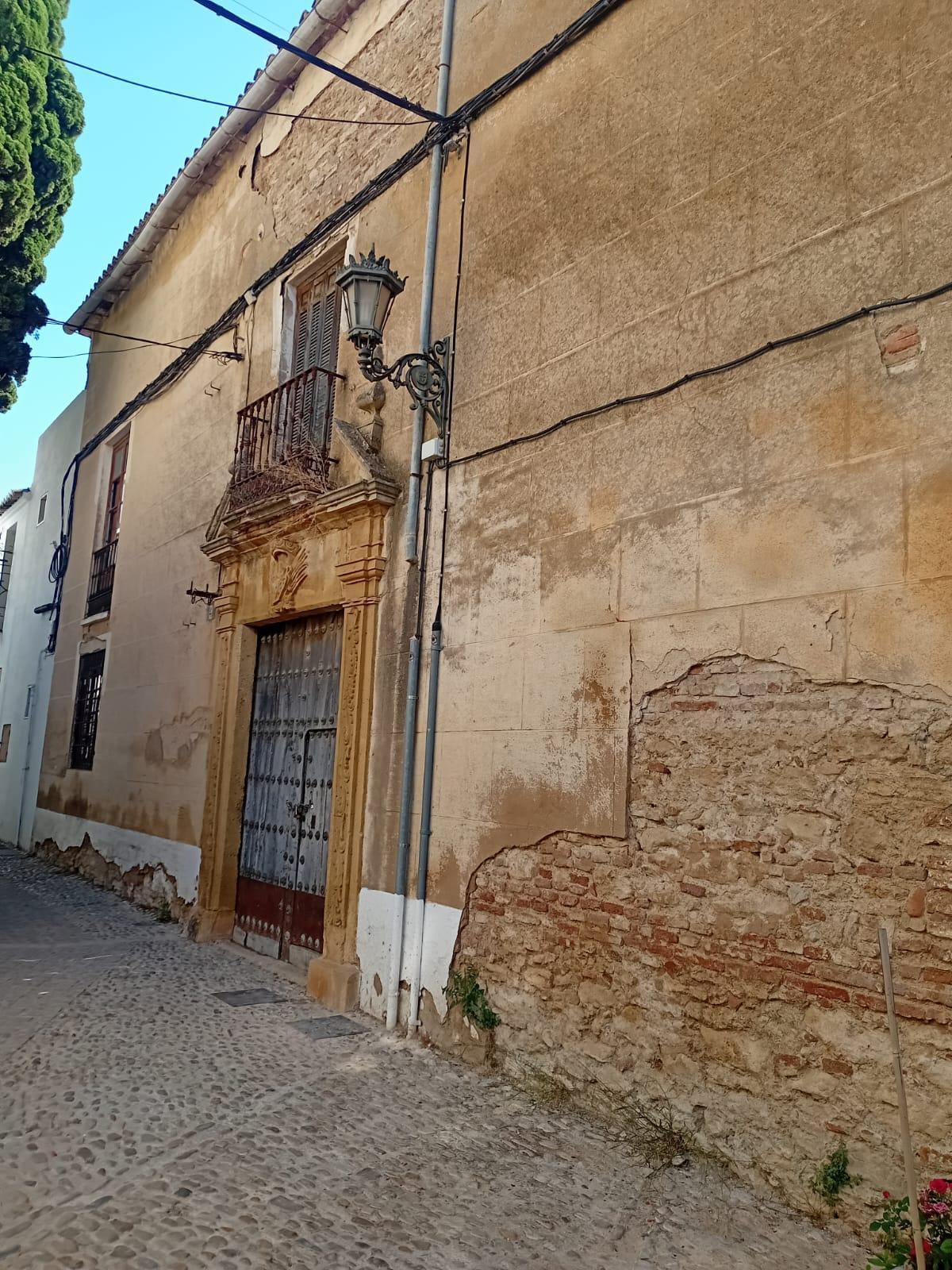El acceso a la parcela es con llave.