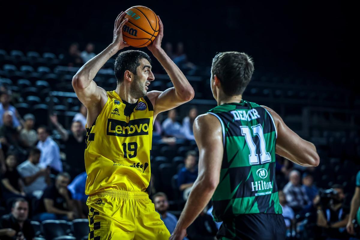Shermadini protege el balón ante la defensa de Demir.