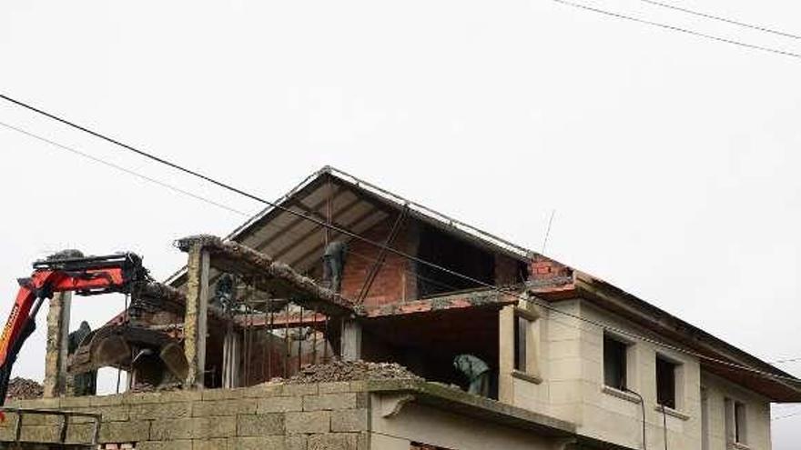 Trabajos de derribo de las viviendas en el Pombal.  // Gonzalo N.