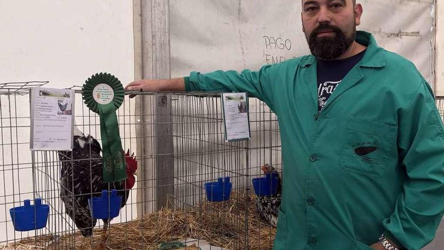 José Ramón Vidal, junto al gallo con el que se hizo con el primer premio en el certamen de Morcín.