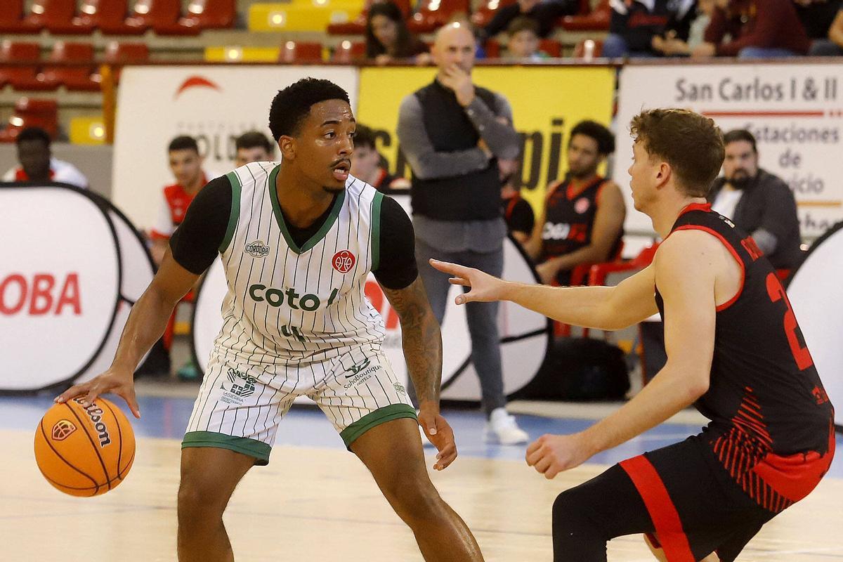 Ja' Monta Black controla el balón en el duelo ante el CB Jaén de la primera vuelta.