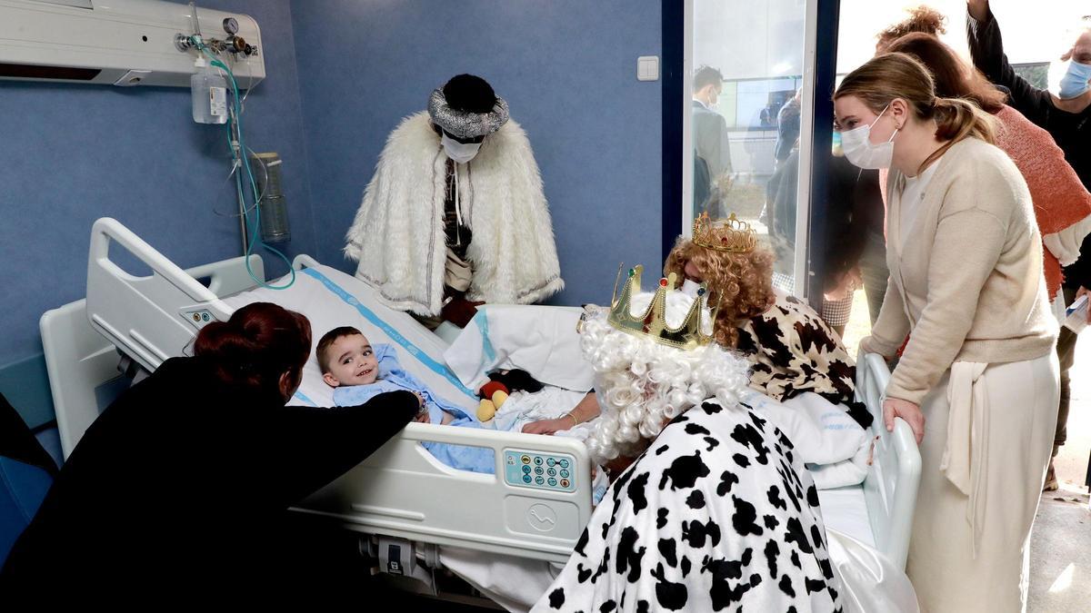 La presidenta Prohens, a la derecha, durante su visita el nuevo equipamiento sanitario.