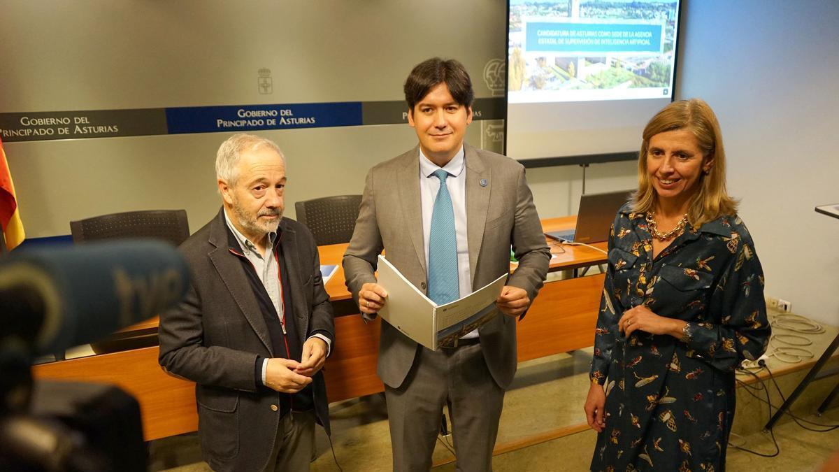 Por la izquierda, Antonio Bahamonde, Borja Sánchez y Eva Pando antes de la rueda de prensa de hoy.