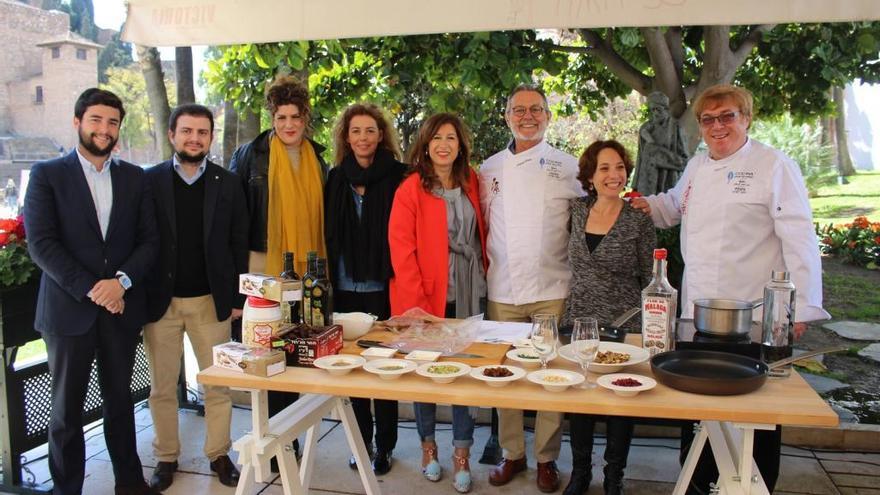 Los chefs acompañados, entre otros, por Gemma del Corral.