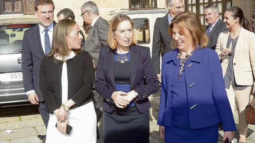 La ministra Ana Pastor, flanqueada por la conselleira Ethel Vázquez (i.) y Blanca García Montenegro, presidenta del Grupo El Progreso. Detrás, Moreira, Villanueva, Conde, Muntaner y Pilar Rojo. // R. Vázquez