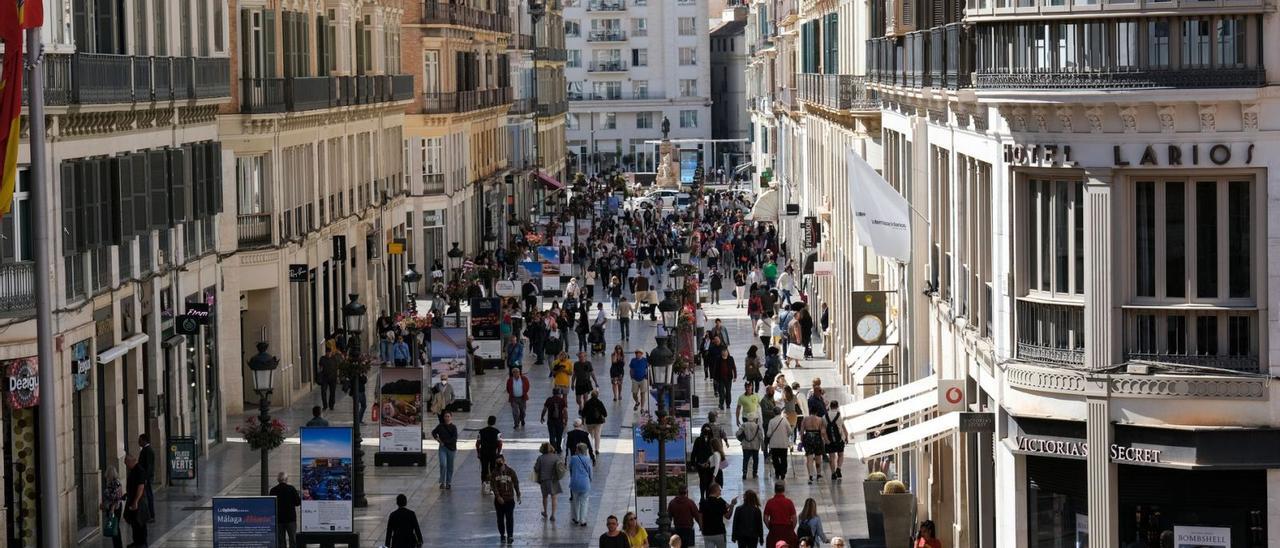 Viandantes por la calle Larios.