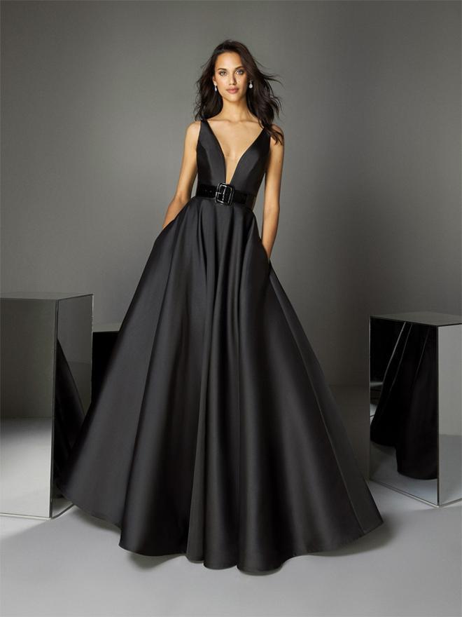 Vestido negro con corte de princesa de Pronovias