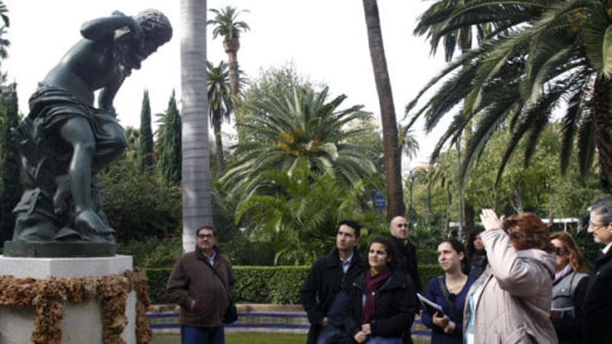 Mar Rubio, con libreta, frente la escultura de la ninfa de la caracola, en el Parque, reconstruida tras varios actos vandálicos.